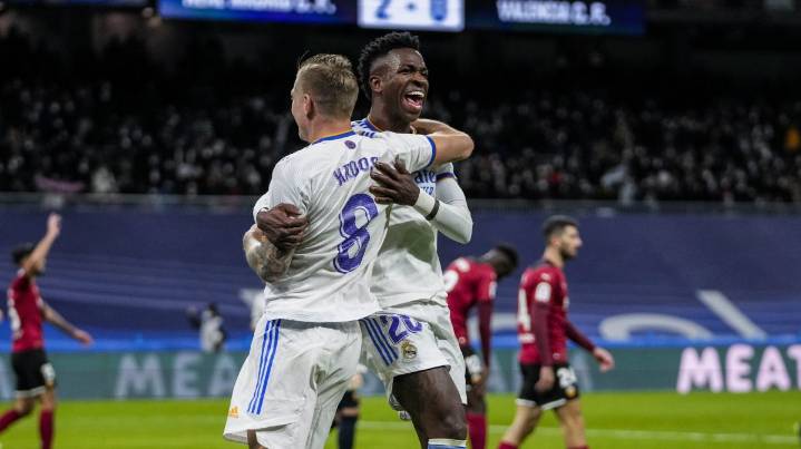 Toni Kroos sale en defensa de Vinícius tras su desplante ante Xabi Alonso en el “Clásico”