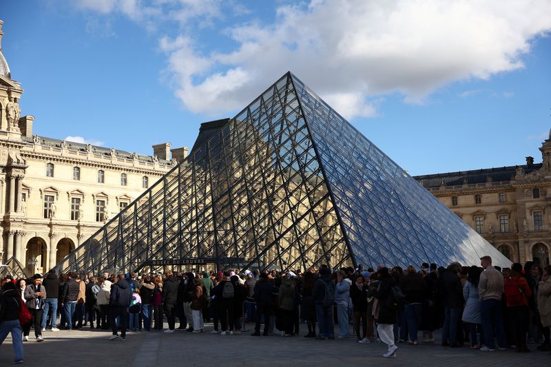 Suspects in Louvre jewel heist arrested near Paris, prosecutor says