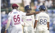 India reach 427/4 at lunch on day 2