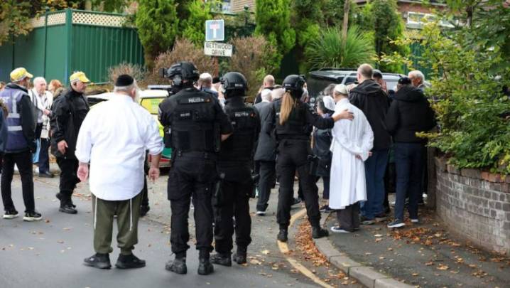 Mataron a dos personas en lo que se investiga como un atentado en una sinagoga de Manchester