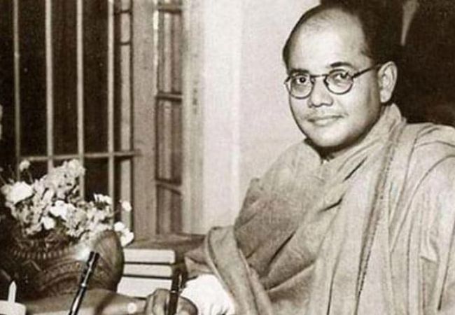 Hoist Tricolour from Red Fort to mark Azad Hind anniversary, Neta...