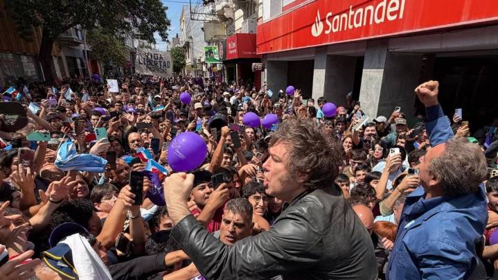 Milei en Tucumán: la policía separa manifestantes y hubo un detenido por amenazas al Presidente