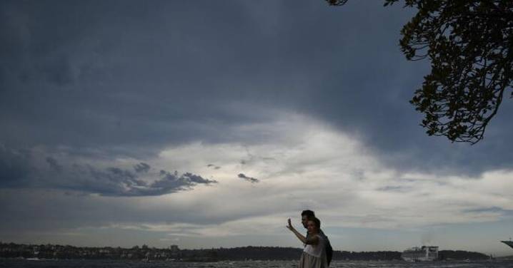 Weather news: Weekend thunderstorms to potentially hit Queensland's east and south