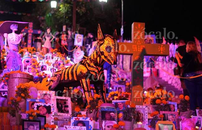 Inauguran altar “Homenaje a Nuestros Fieles Difuntos”, en escalinatas de Santa Anita