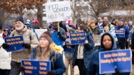 Largest federal workers union calls for an end to the shutdown, putting pressure on Democrats
