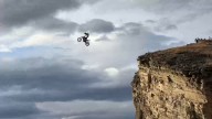 Asombroso salto en moto al abismo que desafía la muerte