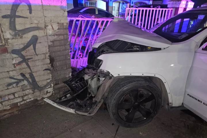 Conductor choca su Jeep contra poste y vivienda en la Tecnológico