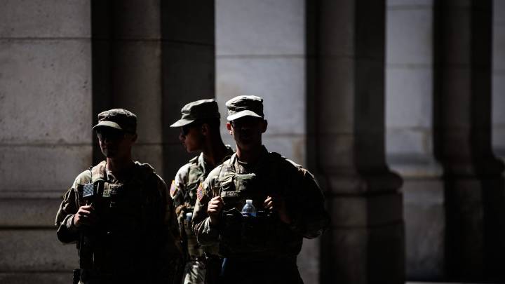 Un tribunal de apelaciones restablece el control de Trump sobre la Guardia Nacional de Oregón, pero mantiene la prohibición del despliegue