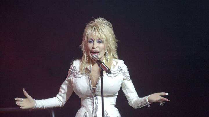 “Estoy bien, no me estoy muriendo”: Dolly Parton tranquiliza a sus fans luego de que su hermana pidiera oraciones por ella