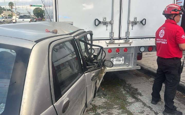 Conductora choca contra camión estacionado al norponiente de Monterrey