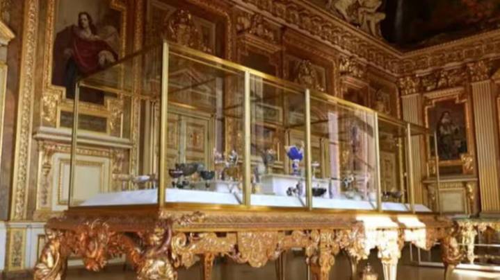 Ladrones del Museo del Louvre siguen libres