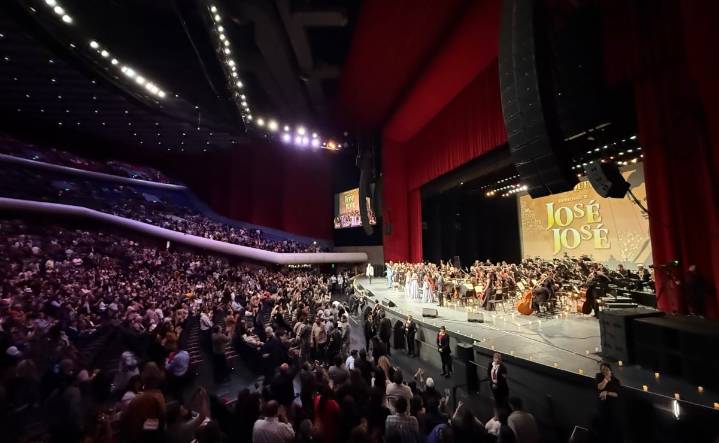 Se llena de dolor el Auditorio Nacional por el homenaje a José José en sinfónico