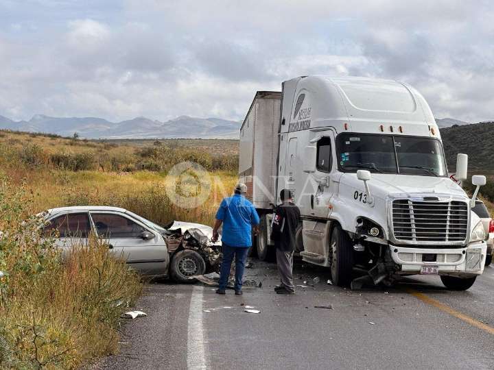 Choque frontal deja tres heridos y cuantiosos daños en la vía Chihuahua