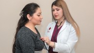 Clínicas UNE hacen un llamado a mujeres; realizan campaña para detectar cáncer de mama