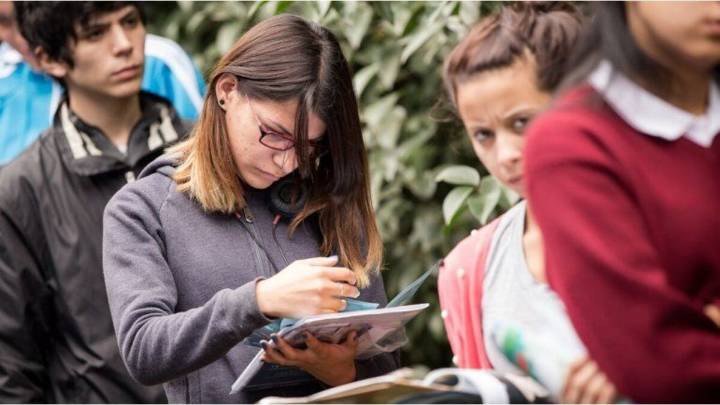 Más jóvenes terminan la secundaria, pero las desigualdades socioeconómicas condicionan la trayectoria educativa