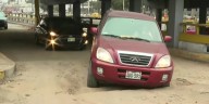 Una “trocha” en medio de la Av. Brasil: Conductores se quedan atascados en medio de la vía por un bache