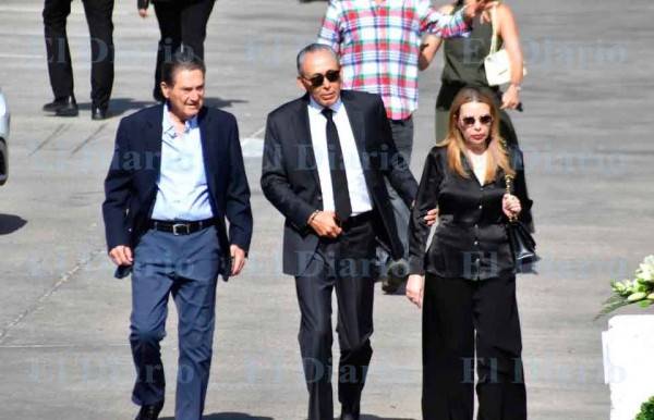 Llegan funcionarios al funeral de Don Víctor Cruz Russek
