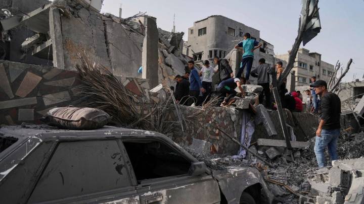 Alto al fuego, pero sin paz: Israel vuelve a atacar en Gaza; devuelven restos de otros 30 palestinos