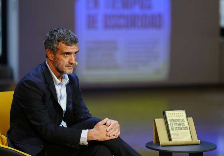 Fernando Belzunce presenta su libro 'Periodistas en tiempos de oscuridad' en el Ateneo