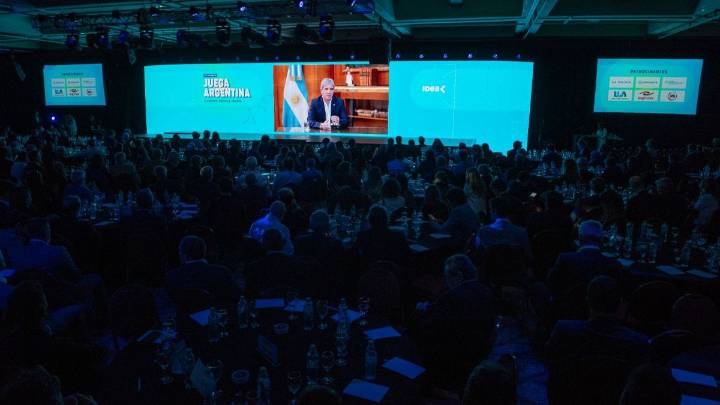 Caputo prometió una reforma laboral "más ágil" y negó una devaluación