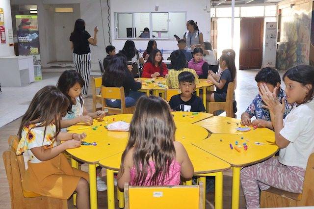 Menores del Barrio Juan Pablo II aprenden del estilo de animación Stop Motion en un taller en el Centro Ser Humano