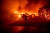 Detienen a hombre por letales incendios en Los Ángeles en enero