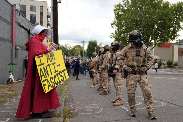 Jueza bloquea orden de Trump para desplegar a Guardia Nacional en Portland
