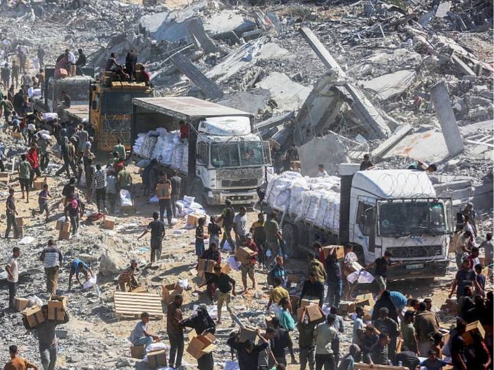 Cientos de camiones con ayuda humanitaria comienzan a entrar en Gaza desde Egipto