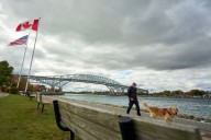 Anuncia Trump aumento del 10% de aranceles a Canadá tras disputa por campaña publicitaria
