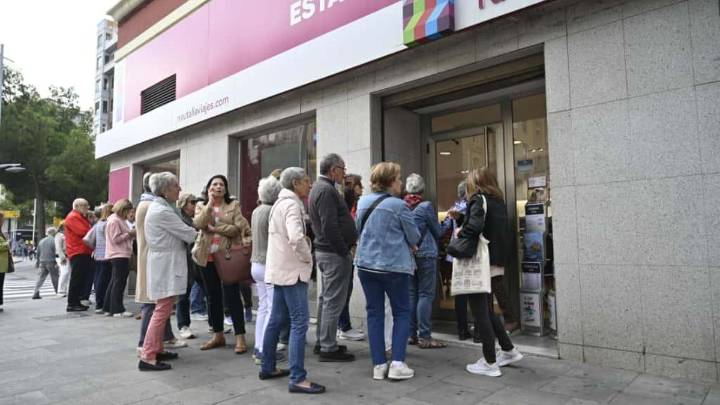 Malestar y largas filas en las agencias de Zaragoza para conseguir un viaje del Imserso: "Es una tomadura de pelo"