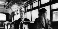 El “no” de Rosa Parks: la mujer que se negó a ceder su asiento y el boicot al transporte de 381 días que parió un nuevo mundo