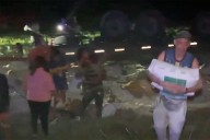 Camión que transportaba bolsas de harina volcó y vecinos se llevaron parte de la carga