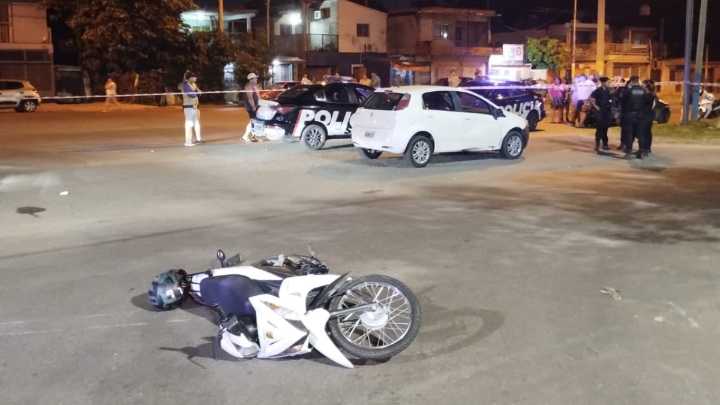 Trágico siniestro vial en zona sur: motociclista muere al chocar con un auto