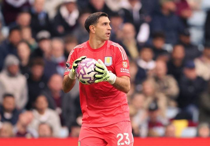 Con “Dibu” y Buendía, Aston Villa comienza a escalar en la Premier