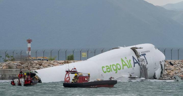 Derrapa avión de carga en pista en Hong Kong y cae al mar, mueren 2 personas