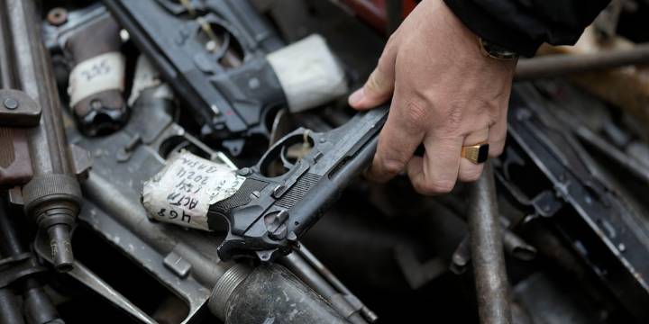 Un paseo que termina con un descubrimiento inquietante: decenas de armas, fusiles y escopetas aparecen en un estanque público