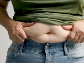 Los ejercicios más efectivos para entrenar los abdominales de pie y perder barriga