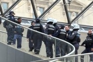 El impactante VIDEO del robo en el Louvre: turista filmó a uno de los ladrones cuando rompía una vitrina con las joyas