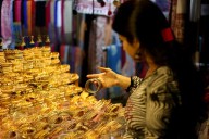 Gold price soars Rs 9,700 to storm past Rs 1.3 lakh/10 g in Delhi as rupee hits record low
