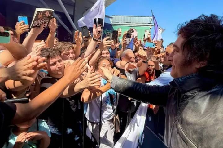 Incidentes y detenidos en Santa Fe durante una visita de campaña de Milei