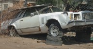 Calles tomadas por autos abandonados, así afectan la imagen urbana