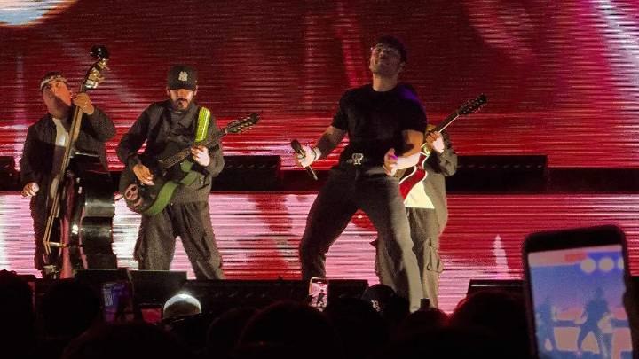 Tito Double P desata la euforia con un lleno total en el Coliseo Centenario
