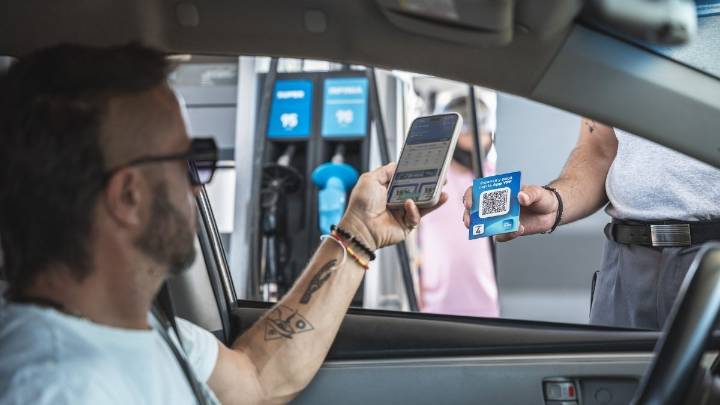 YPF habilitó cargar combustibles y pagar en dólares: ¿cómo funciona?
