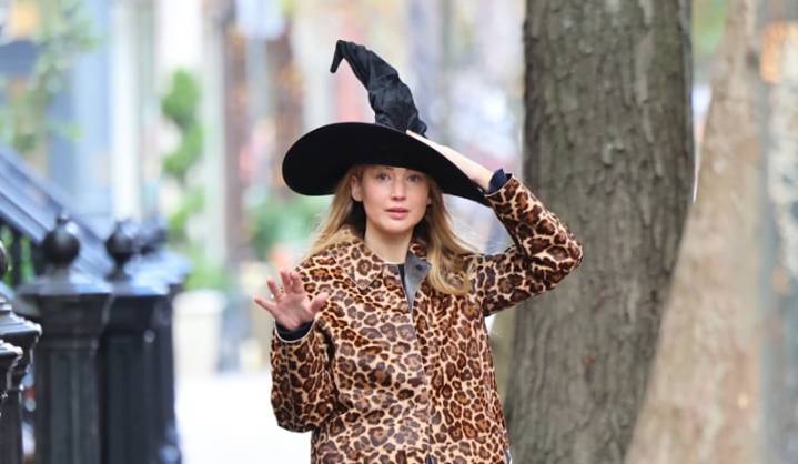 Jennifer Lawrence Gets Into Halloween Spirit With a Witch’s Hat | Halloween, Jennifer Lawrence
