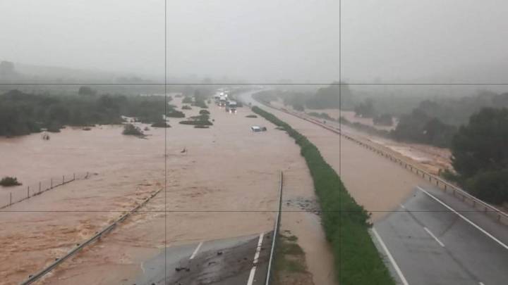 Cortadas las comunicaciones por carretera y tren entre la C.Valenciana y Cataluña por las lluvias torrenciales