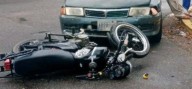 Choque entre carro y moto dejó dos heridos