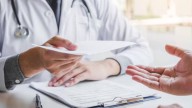 No más garabatos: India obligará a los médicos a mejorar en su escritura para poder leer sus recetas, tras fallo histórico