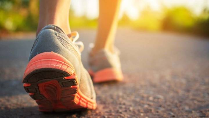 ¿Cuáles son los beneficios de caminar hacia atrás?