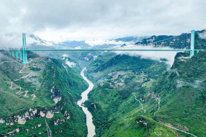 Video: China sorprendió al mundo e inauguró el puente más alto del planeta