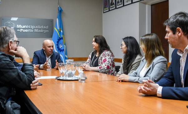 Sastre con emprendedores locales reconocidos a nivel nacional